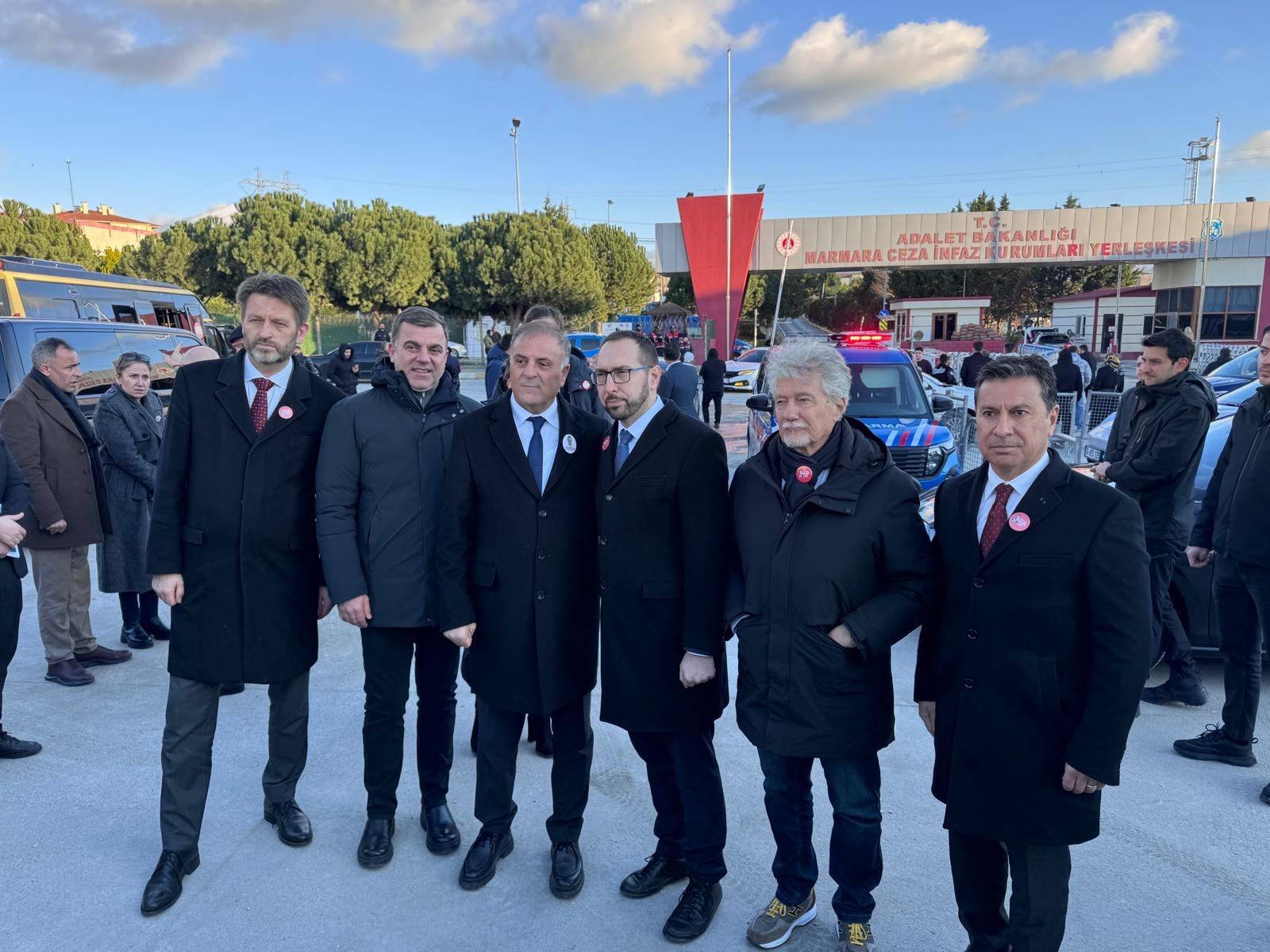 Il sindaco Ghinelli davanti al carcere di Silivri