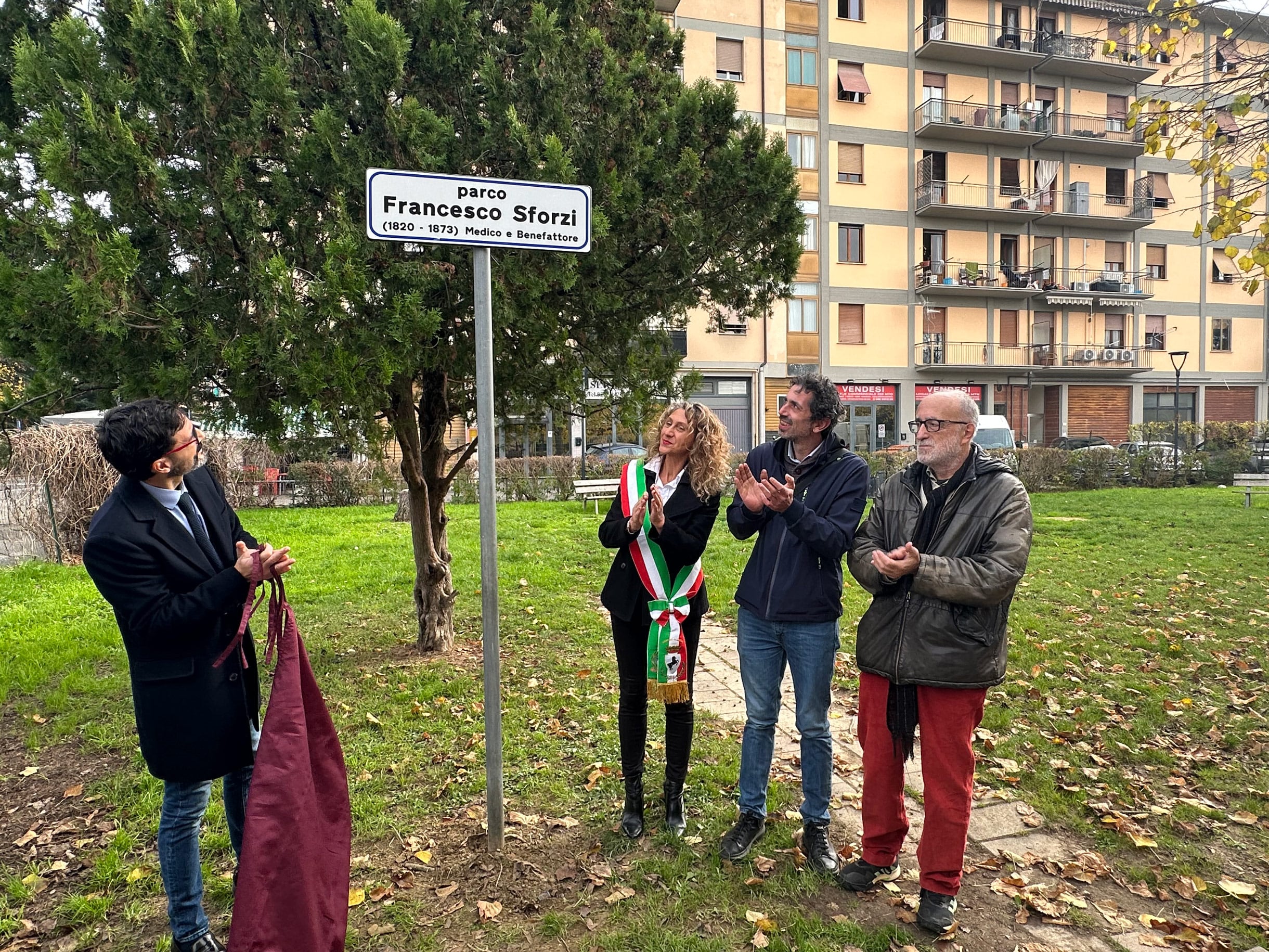 Foto svelatura targa parco Sforzi con applausi